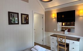 Fox Lodge With Hot Tub